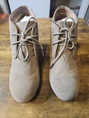 TOMS Desert Wedge Heel Bootie Womens Size 9 US 40 EU Taupe Tan Suede Lace-Up NEW
